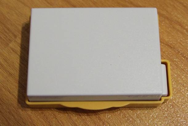 Пластиковая защита аккумулятора LP-E8, купленного на Aliexpress