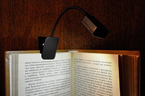 Фонарик на прищепке для электронных и бумажных книг