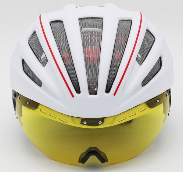Велосипедный шлем со встроенным визором